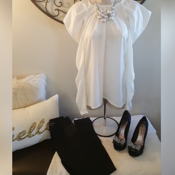 BCBGMaxAzria Tops - BCBGMAZRIA XS top with puffy shoulders